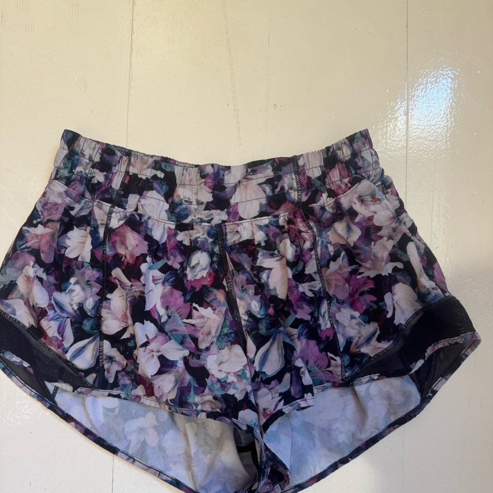 Lululemon Hotty Hot Low-Rise Lined Short 2.5"